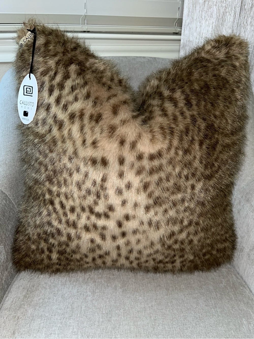 1-NWT CALLISTO HOME LUXE FAUX FUR CHEETAH DESIGN DECORATIVE PILLOW (T70228F11)